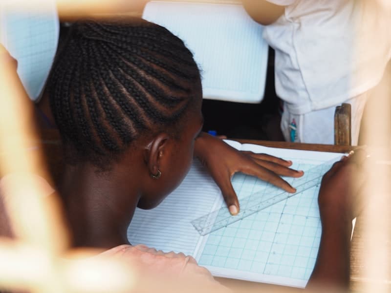 Élève concentrée sur un exercice