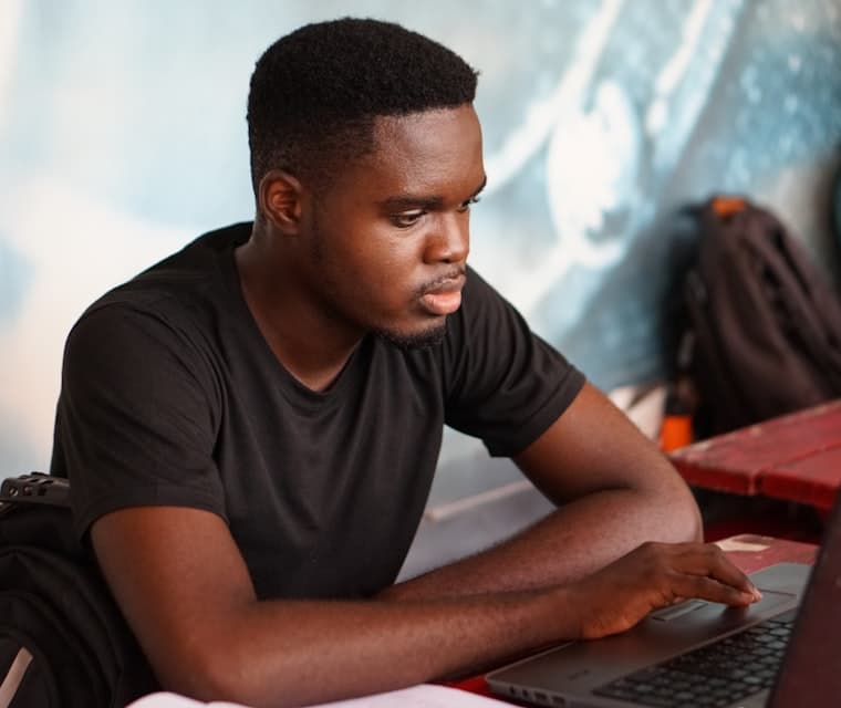 Étudiant qui révise sur ordinateur
